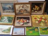 de nombreuses photos de tableaux posées par terre dans cette pièce
