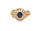 une bague en or avec un saphir bleu et des diamants
