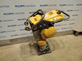 une image représentant une machine jaune et noire posée sur un sol en béton