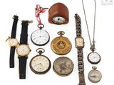 de nombreux modèles de montres et des montres posées sur la table