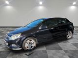 la photo d'une petite voiture noire dans une pièce