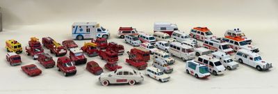 un grand nombre de voitures et de camions jouets qui se trouvent sur la table