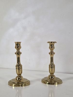 une paire de bougeoirs en laiton sur fond blanc