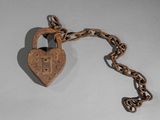 un cadenas en forme de cœur attaché à une chaîne