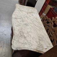 Commode tombeau ouvrant par quatre tiroirs sur trois rangs, … (photo 5)