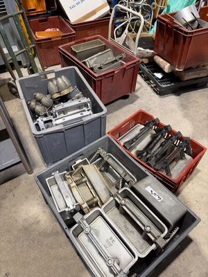 Environ 40 moules à jambon ( sans les bacs)