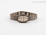 une image d'une montre-bracelet avec des chiffres romains
