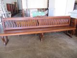 un banc en bois qui se trouve au milieu d'une pièce