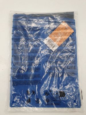 un gros plan sur un sac en plastique bleu posé sur une surface blanche