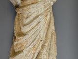 statue en marbre représentant une femme tenant un bébé dans ses bras