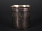 une coupe ancienne en argent ornée d'un motif floral
