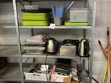 une étagère contenant de nombreux objets dans une pièce