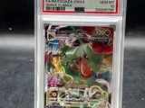un gros plan d'une carte Pokémon dans un étui en plastique transparent