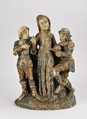 statue d'une femme tenant un enfant dans ses bras, avec un homme debout à ses côtés