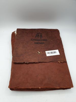un carnet en cuir marron avec une étiquette sur la couverture
