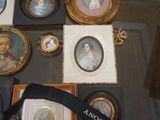 une table en verre sur laquelle sont posées de nombreuses photos encadrées