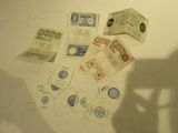 beaucoup de timbres sur la table et une chaise
