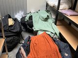 de nombreux sacs posés par terre dans une pièce