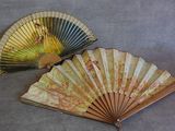 deux ventilateurs posés sur une table
