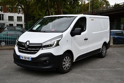 une camionnette blanche garée dans un parking