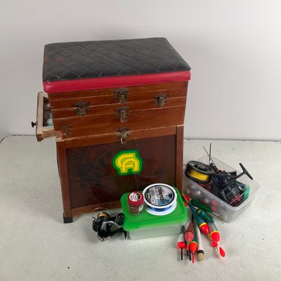 un petit coffre contenant des outils et une boîte posée par terre