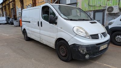 une camionnette blanche garée sur le bord de la rue