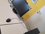 un bureau équipé d'un ordinateur et d'un moniteur