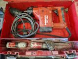 une boîte à outils rouge avec des outils à l'intérieur