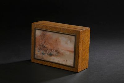 une photo d'une photo dans un cadre en bois sur fond noir