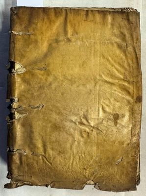 un vieux livre posé sur une table recouverte de papier