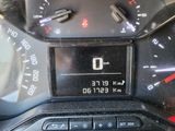 un gros plan sur le tableau de bord d'une voiture sur lequel figure une horloge