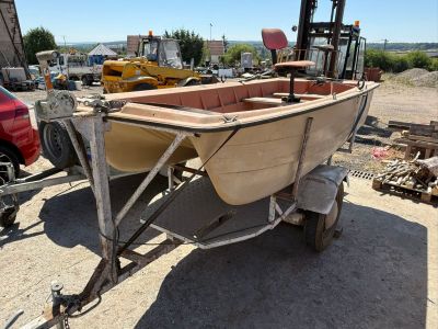 un petit bateau posé sur une remorque