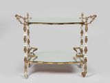 une table d'appoint en laiton et en verre, avec un plateau en verre