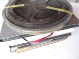 une bobine de film posée sur une pile de livres