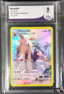 un gros plan d'une carte Pokémon dans son emballage en plastique
