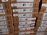 beaucoup de cartons empilés les uns sur les autres par terre