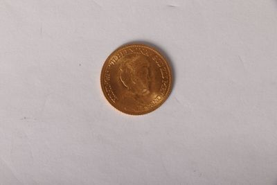 gros plan d'une pièce de monnaie sur une surface blanche avec un fond blanc