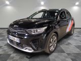 le 4x4 noir est garé sur le sol en damier d'un garage
