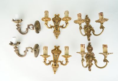 cinq appliques murales, chacune ornée d'une bougie