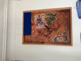 une image d'un tableau accroché au mur d'une pièce