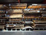 un gros tas de palettes en bois dans un entrepôt