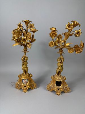 paire de chandeliers anciens plaqués or, ornés de fleurs et de feuilles