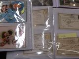beaucoup de vieilles cartes postales sur la table