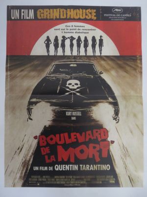 l'affiche du film « Boulevard La Mort », sur laquelle figure une voiture ornée d'un crâne et d'os croisés