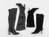 trois paires de bottes noires et une paire de bottes noires sur fond blanc