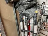 une pile de bagages posée sur un chariot