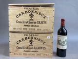 une bouteille de vin et une boîte en bois posées sur une table