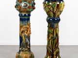 deux vases posés côte à côte sur le sol