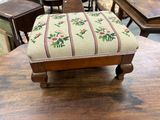 un petit tabouret posé sur une table en bois dans une pièce