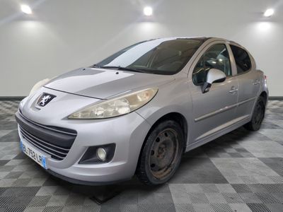 la photo d'une voiture argentée garée dans un garage